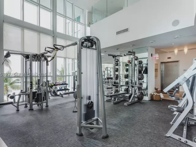 1-bedroom condo for rent in Miami Beach - 1000 S Pointe dr 906 - MondialRealty