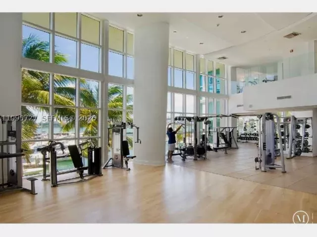 1-bedroom condo for rent in Miami Beach - 1000 S Pointe dr 906 - MondialRealty