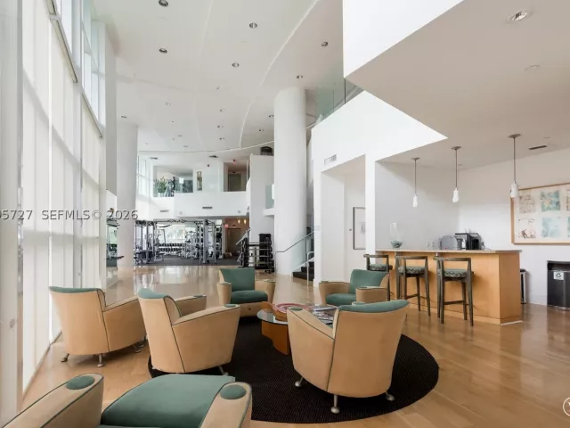 1-bedroom condo for rent in Miami Beach - 1000 S Pointe dr 906 - MondialRealty