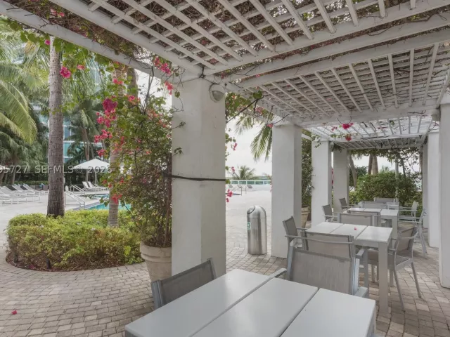 1-bedroom condo for rent in Miami Beach - 1000 S Pointe dr 906 - MondialRealty