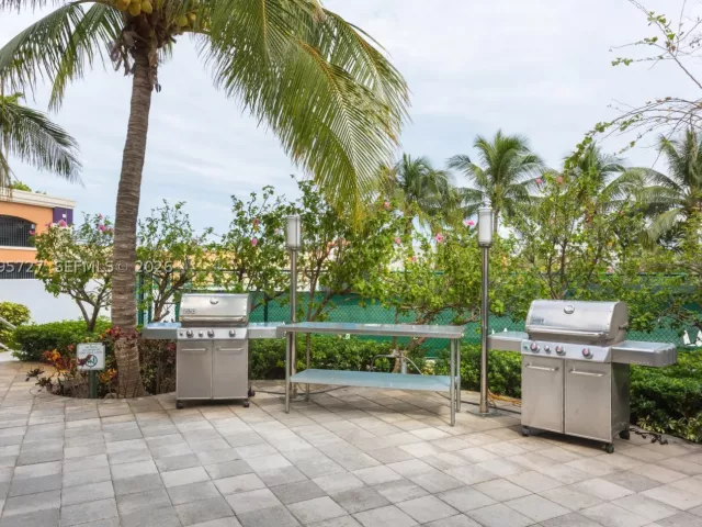 1-bedroom condo for rent in Miami Beach - 1000 S Pointe dr 906 - MondialRealty