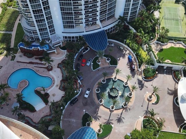 3-bedroom condo for rent in Sunny Isles Beach - 18201 Collins Ave 4305 - MondialRealty