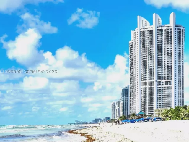 3-bedroom condo for rent in Sunny Isles Beach - 18201 Collins Ave 4305 - MondialRealty