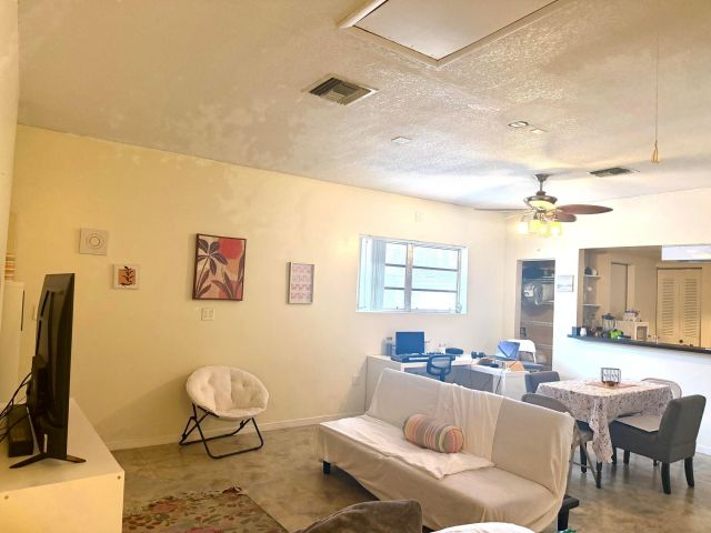 3-bedroom home for sale in Pembroke Pines - 6971 SW 1st Court - MondialRealty