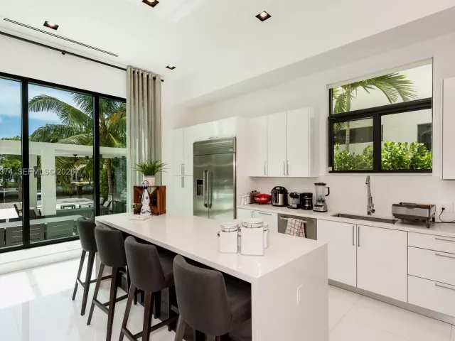 8-bedroom home for sale in North Miami - 13145 Coronado Ln - MondialRealty