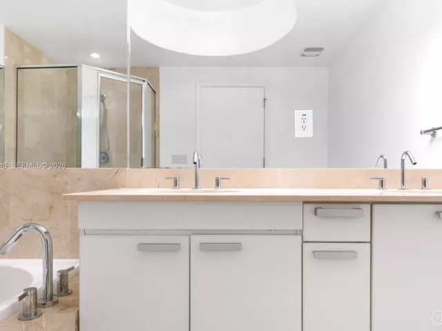 2-bedroom condo for sale in Aventura - 3131 NE 188th St 2-1010 - MondialRealty