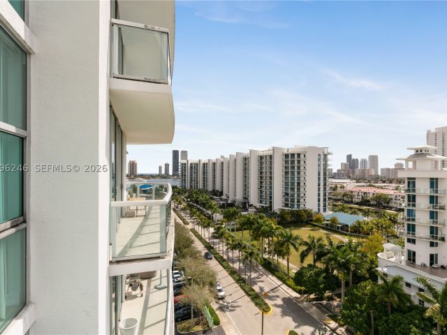 2-bedroom condo for sale in Aventura - 3131 NE 188th St 2-1010 - MondialRealty