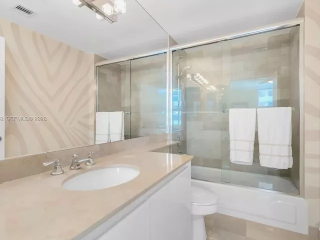 3-bedroom condo for rent in Miami Beach - 1500 Ocean Drive 702 - MondialRealty