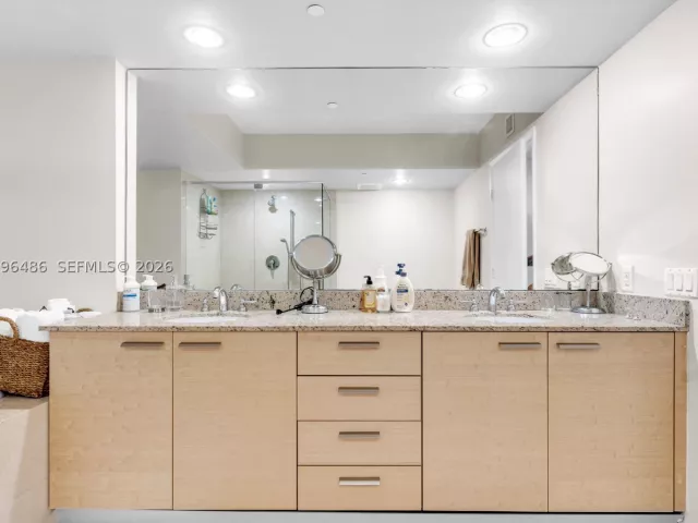 2-bedroom condo for rent in Hallandale Beach - 1830 S Ocean Dr 2608 - MondialRealty