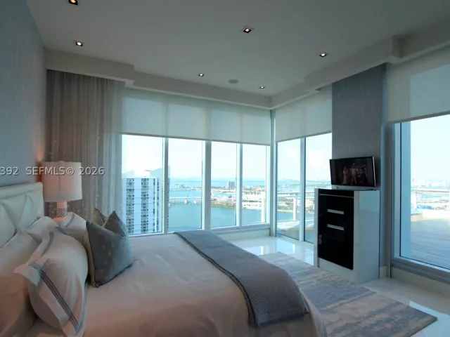 4-bedroom condo for sale in Miami - 900 Brickell Key Blvd PH3403 - MondialRealty