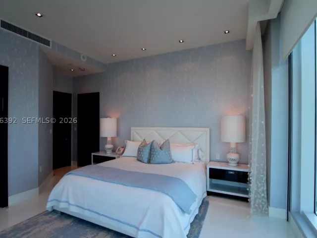 4-bedroom condo for sale in Miami - 900 Brickell Key Blvd PH3403 - MondialRealty