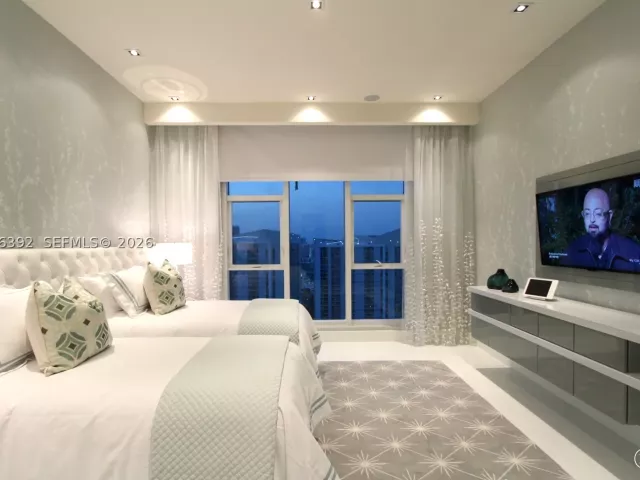 4-bedroom condo for sale in Miami - 900 Brickell Key Blvd PH3403 - MondialRealty