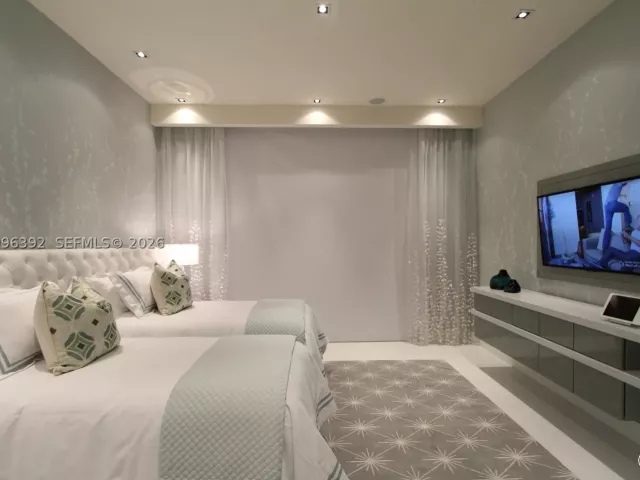 4-bedroom condo for sale in Miami - 900 Brickell Key Blvd PH3403 - MondialRealty