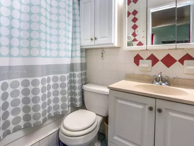 3-bedroom home for sale in Hollywood - 401 N 72nd Ave - MondialRealty