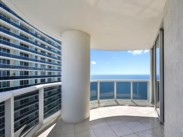 2-bedroom condo for rent in Hallandale Beach - 1850 S Ocean Dr 3510 - MondialRealty