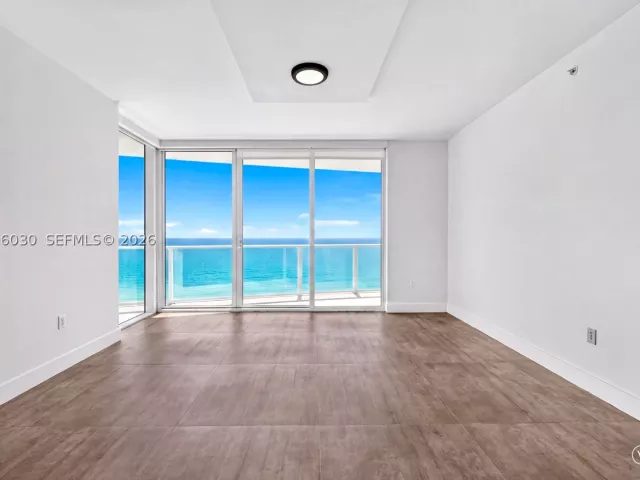 4-bedroom condo for sale in Hollywood - 3951 S Ocean Dr 1803 - MondialRealty