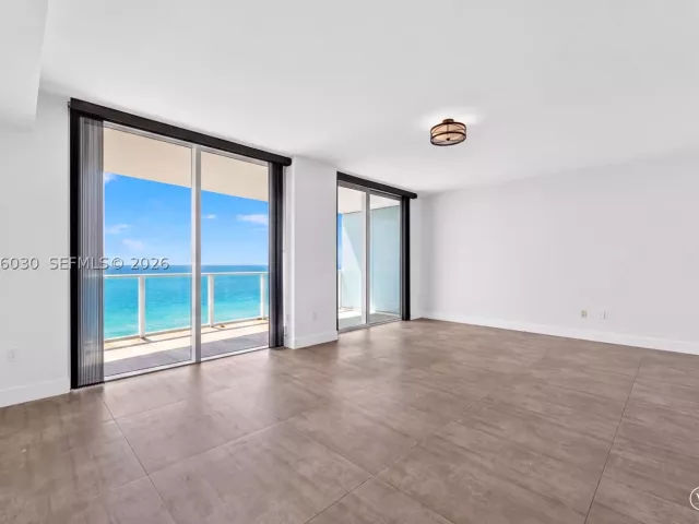 4-bedroom condo for sale in Hollywood - 3951 S Ocean Dr 1803 - MondialRealty