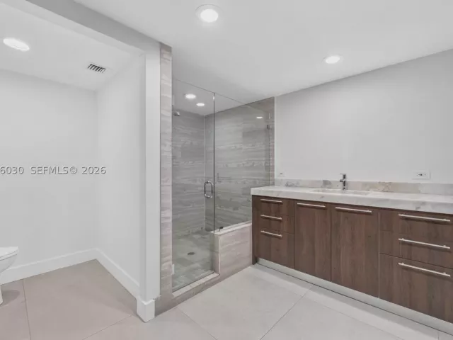 4-bedroom condo for sale in Hollywood - 3951 S Ocean Dr 1803 - MondialRealty