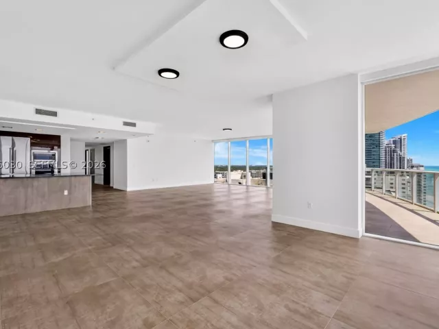 4-bedroom condo for sale in Hollywood - 3951 S Ocean Dr 1803 - MondialRealty