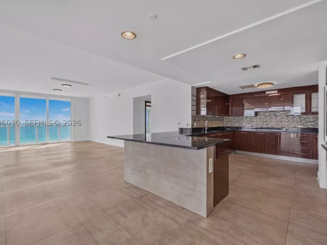 4-bedroom condo for sale in Hollywood - 3951 S Ocean Dr 1803 - MondialRealty