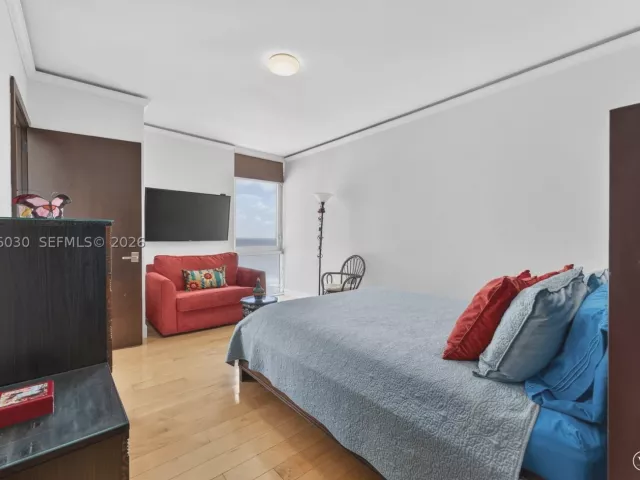 4-bedroom condo for sale in Hollywood - 3951 S Ocean Dr 1803 - MondialRealty
