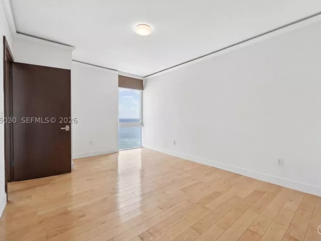 4-bedroom condo for sale in Hollywood - 3951 S Ocean Dr 1803 - MondialRealty