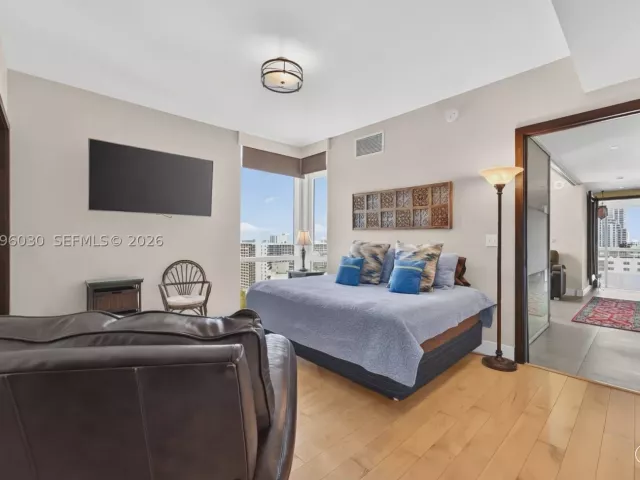 4-bedroom condo for sale in Hollywood - 3951 S Ocean Dr 1803 - MondialRealty