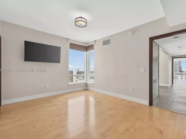 4-bedroom condo for sale in Hollywood - 3951 S Ocean Dr 1803 - MondialRealty