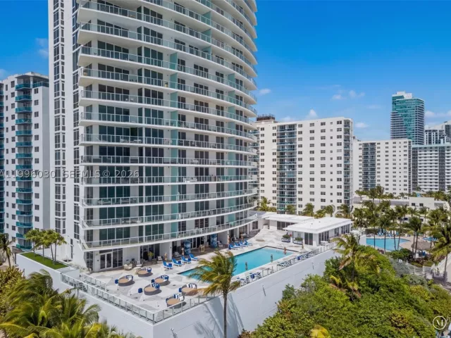 4-bedroom condo for sale in Hollywood - 3951 S Ocean Dr 1803 - MondialRealty