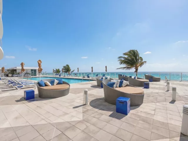 4-bedroom condo for sale in Hollywood - 3951 S Ocean Dr 1803 - MondialRealty