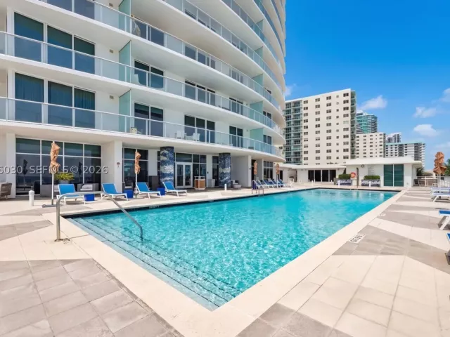4-bedroom condo for sale in Hollywood - 3951 S Ocean Dr 1803 - MondialRealty