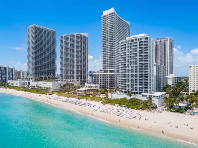 4-bedroom condo for sale in Hollywood - 3951 S Ocean Dr 1803 - MondialRealty