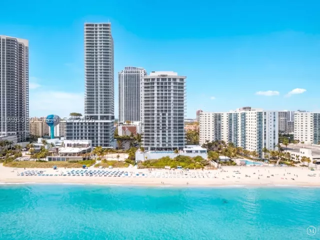 4-bedroom condo for sale in Hollywood - 3951 S Ocean Dr 1803 - MondialRealty