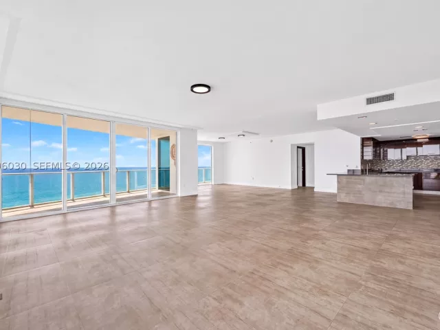 4-bedroom condo for sale in Hollywood - 3951 S Ocean Dr 1803 - MondialRealty