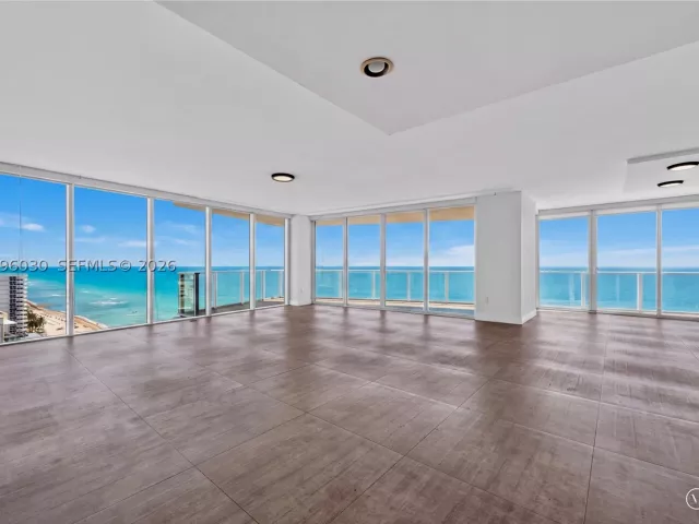 4-bedroom condo for sale in Hollywood - 3951 S Ocean Dr 1803 - MondialRealty