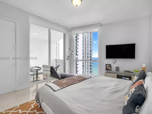 3-bedroom condo for rent in Sunny Isles Beach - 15901 Collins Ave 2104 - MondialRealty