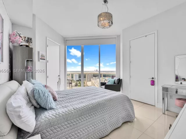 3-bedroom condo for rent in Sunny Isles Beach - 15901 Collins Ave 2104 - MondialRealty