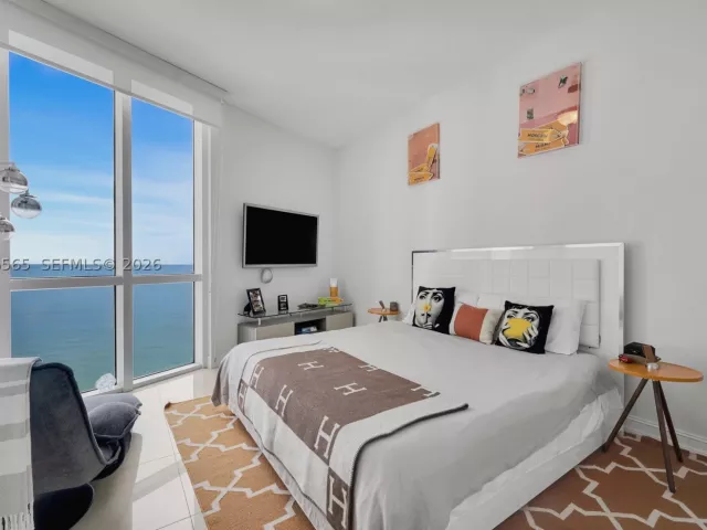 3-bedroom condo for rent in Sunny Isles Beach - 15901 Collins Ave 2104 - MondialRealty
