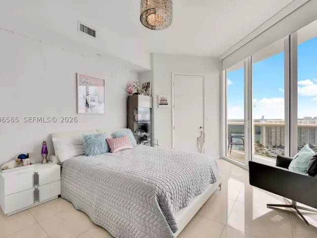3-bedroom condo for rent in Sunny Isles Beach - 15901 Collins Ave 2104 - MondialRealty