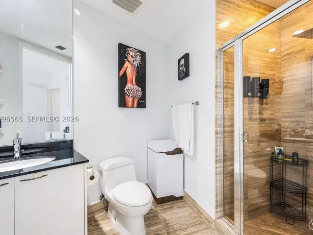 3-bedroom condo for rent in Sunny Isles Beach - 15901 Collins Ave 2104 - MondialRealty