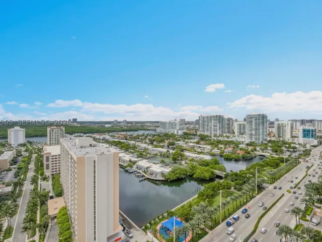 3-bedroom condo for rent in Sunny Isles Beach - 15901 Collins Ave 2104 - MondialRealty