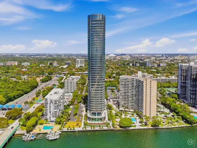 4-bedroom condo for sale in Miami - 175 SE 25th Road 3102 - MondialRealty