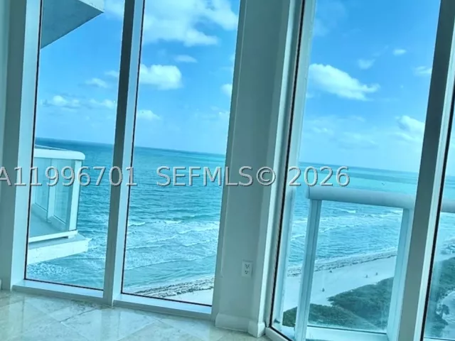1-bedroom condo for rent in Miami Beach - 6515 Collins Ave 1604 - MondialRealty