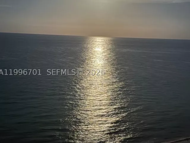1-bedroom condo for rent in Miami Beach - 6515 Collins Ave 1604 - MondialRealty