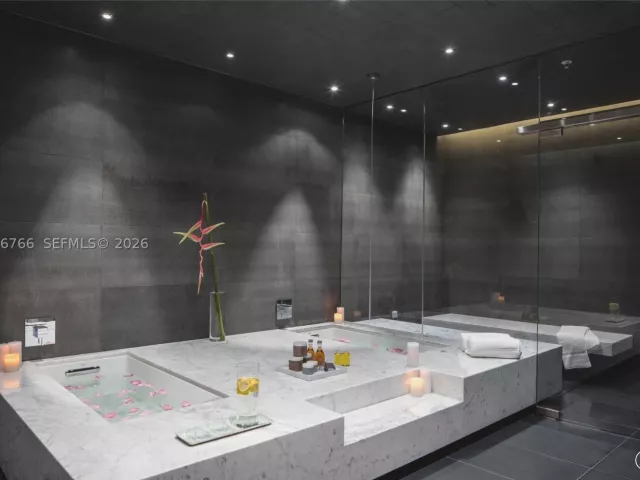 3-bedroom condo for sale in Miami - 68 SE 6th St 2104 - MondialRealty