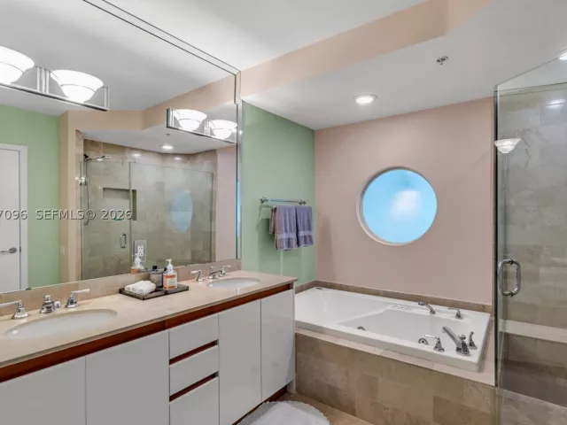 2-bedroom condo for sale in Miami Beach - 1500 Ocean Dr PH-05 - MondialRealty