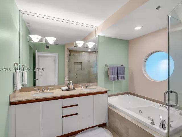 2-bedroom condo for sale in Miami Beach - 1500 Ocean Dr PH-05 - MondialRealty