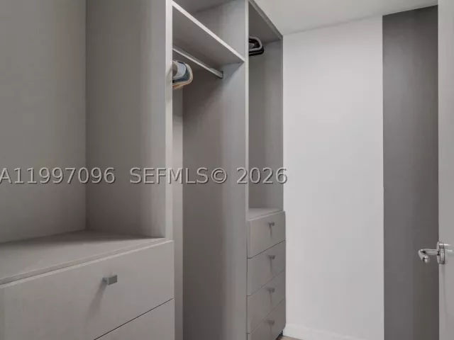 2-bedroom condo for sale in Miami Beach - 1500 Ocean Dr PH-05 - MondialRealty