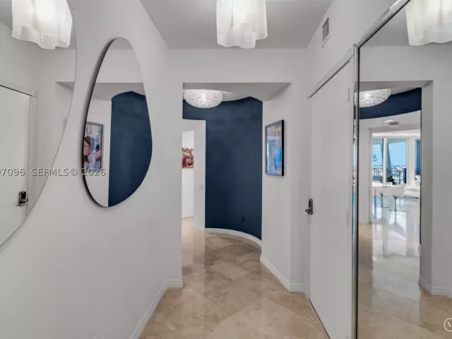 2-bedroom condo for sale in Miami Beach - 1500 Ocean Dr PH-05 - MondialRealty