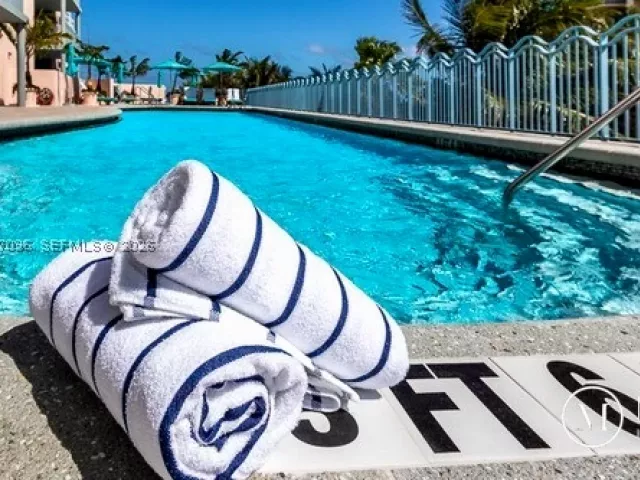 2-bedroom condo for sale in Miami Beach - 1500 Ocean Dr PH-05 - MondialRealty